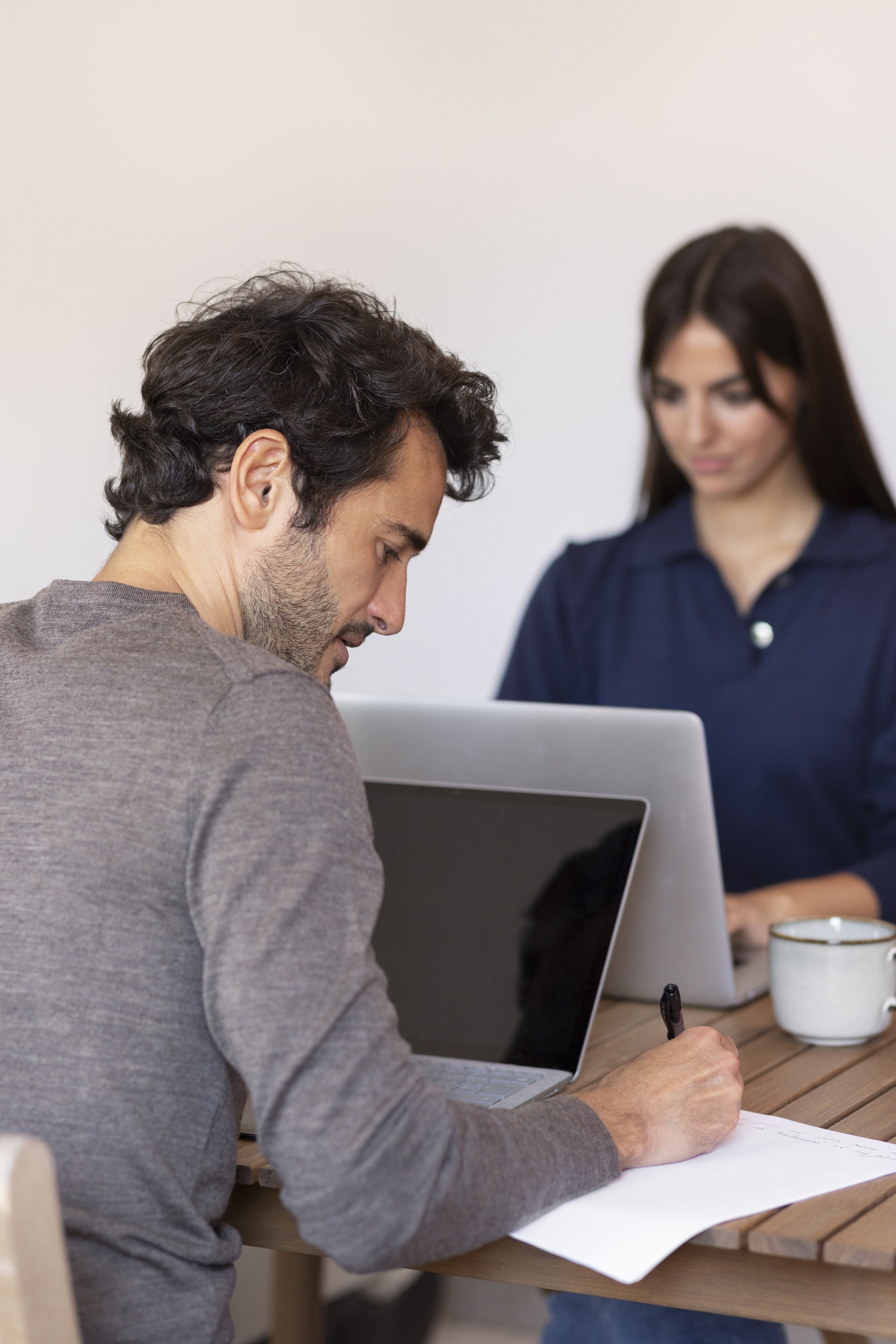Profesionales trabajando en una oficina